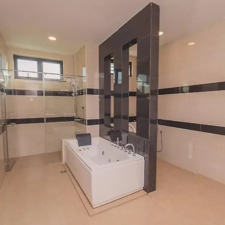 Luxury 3-Sty Semi-D 5Br 5Bath@Batu Ferringhi 15Ppl别墅